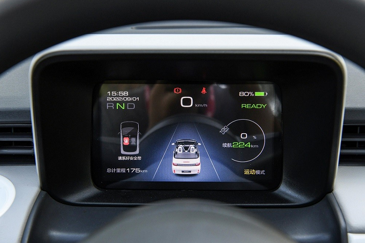 Trừ những thay đổi trên, thiết kế nội thất của Wuling Hongguang Mini EV Cabrio 2023 nhìn chung không có gì khác so với phiên bản mui cứng. Khi mua mẫu xe này, khách hàng Trung Quốc có thể chọn nội thất màu trắng hoặc đỏ. Những trang bị đáng chú ý bên trong xe gồm có màn hình LCD sau vô lăng, 3 núm xoay chỉnh các tính năng trên mặt táp-lô, núm xoay chuyển số ở giữa 2 ghế, phanh tay chỉnh cơ, 2 bàn đạp tăng/giảm tốc, hệ thống điều hòa và ngăn chứa đồ trên lưng ghế.