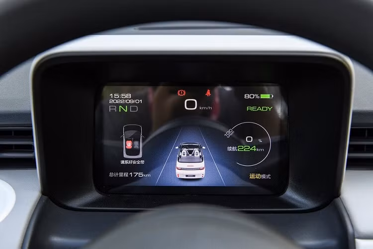 Trừ những thay đổi trên, thiết kế nội thất của Wuling Hongguang Mini EV Cabrio 2023 nhìn chung không có gì khác so với phiên bản mui cứng. Khi mua mẫu xe này, khách hàng Trung Quốc có thể chọn nội thất màu trắng hoặc đỏ. Những trang bị đáng chú ý bên trong xe gồm có màn hình LCD sau vô lăng, 3 núm xoay chỉnh các tính năng trên mặt táp-lô, núm xoay chuyển số ở giữa 2 ghế, phanh tay chỉnh cơ, 2 bàn đạp tăng/giảm tốc, hệ thống điều hòa và ngăn chứa đồ trên lưng ghế.