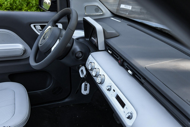 Thêm vào đó là những tính năng an toàn cơ bản như hệ thống hỗ trợ khởi hành ngang dốc và camera lùi. Chưa hết, người dùng Wuling Hongguang Mini EV Cabrio 2023 có thể theo dõi xe từ xa qua ứng dụng trên điện thoại thông minh. Qua ứng dụng này, người lái có thể tìm vị trí xe, đóng/mở cửa từ xa, kiểm tra tình trạng xe và lên lịch sạc pin.