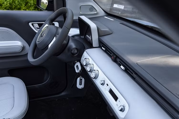 Thêm vào đó là những tính năng an toàn cơ bản như hệ thống hỗ trợ khởi hành ngang dốc và camera lùi. Chưa hết, người dùng Wuling Hongguang Mini EV Cabrio 2023 có thể theo dõi xe từ xa qua ứng dụng trên điện thoại thông minh. Qua ứng dụng này, người lái có thể tìm vị trí xe, đóng/mở cửa từ xa, kiểm tra tình trạng xe và lên lịch sạc pin.