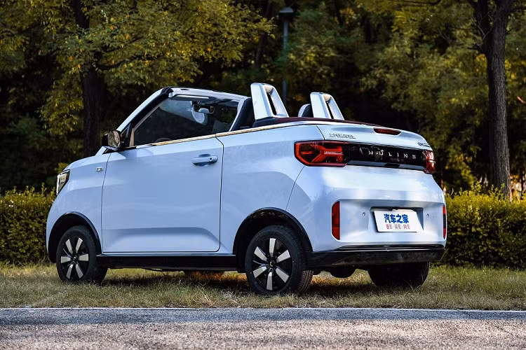 Vào hồi đầu tháng 9 vừa qua, thương hiệu Wuling của liên doanh SAIC-GM-Wuling đã tung ra những hình ảnh và thông tin đầu tiên của mẫu xe Hongguang Mini EV Cabrio mới. Đúng như tên gọi, đây là phiên bản mui trần của mẫu ôtô điện giá rẻ Wuling Hongguang Mini EV 2023 mới.