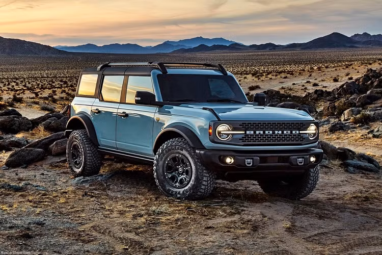Sức mạnh được truyền tới bánh thông qua hộp số sàn 7 cấp mới hoặc hộp số tự động 10 cấp. Trong đó, hộp số sàn chỉ được trang bị tiêu chuẩn cho Ford Bronco bản máy xăng 4 xi-lanh. Lúc mới ra mắt, Ford Bronco có tổng cộng 7 bản trang bị với giá khởi điểm từ 29.995 USD. Tuy nhiên, mới đây, xe đã được bổ sung 2 bản là Bronco Raptor và Bronco Everglades. Giá bán tương ứng của 2 phiên bản này là 68.500 USD và 53.000 USD.