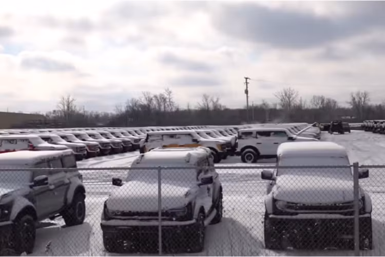 Nằm bên dưới nắp ca-pô của Ford Bronco thế hệ mới là 2 tùy chọn động cơ EcoBoost tăng áp. Đầu tiên là động cơ 4 xi-lanh, dung tích 2,3 lít, sản sinh công suất tối đa khoảng 270 mã lực và mô-men xoắn cực đại 420 Nm. Hai con số tương ứng của động cơ xăng V6, dung tích 2,7 lít là 310 mã lực và 542 Nm.