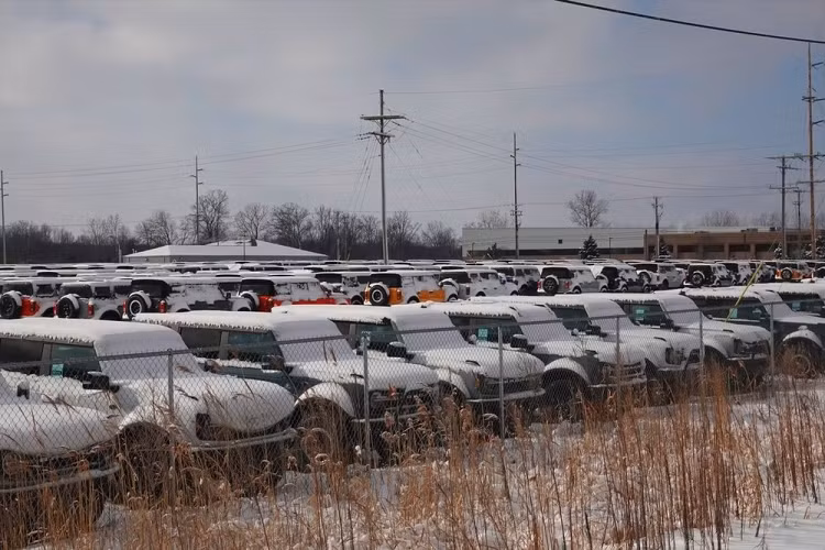 Những đoạn video này do chủ kênh YouTube có tên KenStevens5150 quay khi có dịp ghé thăm nhà máy của Ford cách đây vài tuần. Qua đoạn video được đăng lên YouTube vào hôm 6/2/2022, có thể thấy những chiếc Ford Bronco xếp hàng thẳng tăm tắp và bị phủ đầy tuyết trắng xóa bên ngoài xe. Thậm chí, cư dân mạng còn gọi đùa những chiếc Ford Bronco phủ tuyết này là "ngọn núi băng" và "ngọn núi bụi".