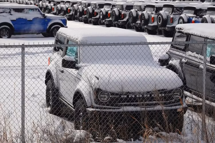 Theo hãng Ford, đây đều là những chiếc Bronco chờ lắp chip bán dẫn trước khi giao đến tay khách đặt mua. Trao đổi với phóng viên Autonews qua thư điện tử, ông Said Deep, phát ngôn viên của hãng Ford, cho biết: "Tình trạng thiếu chip bán dẫn toàn cầu tiếp tục ảnh hưởng đến các nhà máy của Ford ở Bắc Mỹ, cũng như những hãng xe và ngành công nghiệp khác trên toàn thế giới."