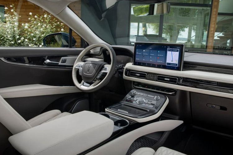 Bộ cần số trên xe cũng được cắt gọt lại và xe còn có các phím bấm sơn đen piano mới. Nhưng điểm đáng chú ý nhất chính là cụm đồng hồ kỹ thuật số 12,3 inch và hệ thống thông tin giải trí SYNC 4 với màn hình 13,2 inch nổi thay vì màn hình chìm đặt dưới cửa gió điều hòa như cũ.