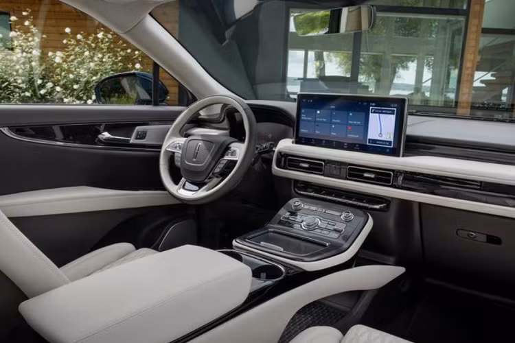 Bộ cần số trên xe cũng được cắt gọt lại và xe còn có các phím bấm sơn đen piano mới. Nhưng điểm đáng chú ý nhất chính là cụm đồng hồ kỹ thuật số 12,3 inch và hệ thống thông tin giải trí SYNC 4 với màn hình 13,2 inch nổi thay vì màn hình chìm đặt dưới cửa gió điều hòa như cũ.