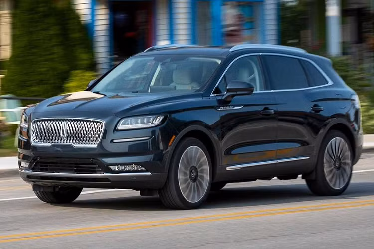 Cản va trước cũng có thêm thanh nẹp mạ crôm giúp tăng thêm sự bóng bẩy của xe. Chiếc SUV Lincoln Nautilus hạng sang này được trang bị bộ mâm đa chấu thiết kế dạng cánh quạt bắt mắt, kích thước 21 inch.