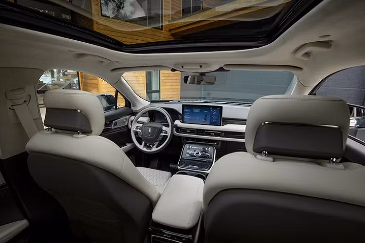 Không gian bên trong xe có thể được hoàn thiện trong cấu hình Sandstone với độ tương phản màu sắc thay đổi từ nhạt đến đậm hoặc Black Ebony với nhiều điểm nhấn Roast mới. Khách hàng tìm kiếm sự độc quyền có thể lựa chọn một trong hai trang trí Black Label.