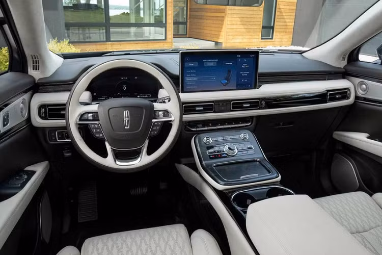 Là phiên bản nâng cấp giữa vòng đời, Lincoln Nautilus 2021 có nhiều thay đổi ấn tượng ở nội thất, với một bảng điều khiển hoàn toàn mới, nhiều chi tiết trang trí bằng gỗ, đi cùng các khe gió điều hòa mới mảnh hơn và nhiều yếu tố bọc da, crôm bóng, giúp tổng thể bên trong xe trông thật sang trọng.