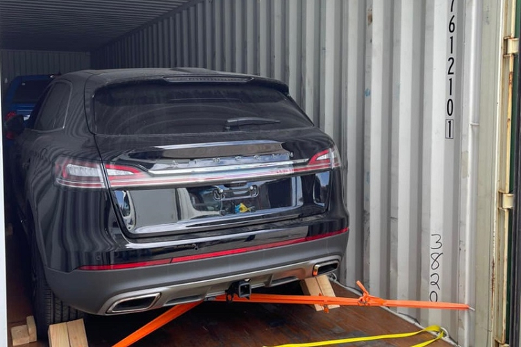 Đây là chiếc Lincoln Nautilus thế hệ mới đầu tiên về Việt Nam, xe có ngoại thất màu đen sang trọng và kiểu dáng bề thế, nổi bật ở đầu xe là lưới tản nhiệt cỡ lớn mạ crôm sáng bóng.