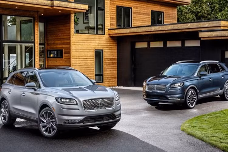 Chưa rõ giá xe Lincoln Nautilus 2021 đời mới nhất vừa về việt Nam thuộc phiên bản nào, nhưng mức giá tạm tính khoảng hơn 4 tỷ đòng. Tại thị trường nước ngoài, xe Lincoln Nautilus có giá bán từ khoảng 48.000 USD (tương đương khoảng 1,09 tỷ đồng).