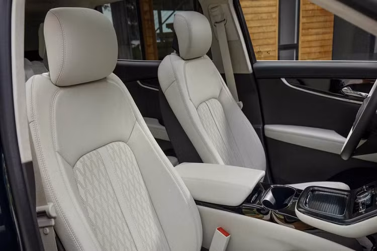 Một cập nhật đáng chú ý khác là việc bổ sung công nghệ "Chìa khóa thông minh từ điện thoại", cho phép chủ sở hữu sử dụng ứng dụng Lincoln Way để mở khóa và khởi động xe.