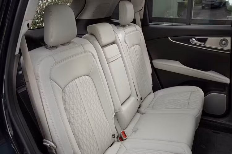 Dải truyền động của Nautilus 2021 tiếp tục được giữ nguyên, bao gồm động cơ tăng áp 2.0L 4 xi-lanh sản sinh công suất 250 mã lực và mô-men xoắn cực đại 380Nm, máy tăng áp kép V6 2.7L cho 335 mã lực / 515Nm.