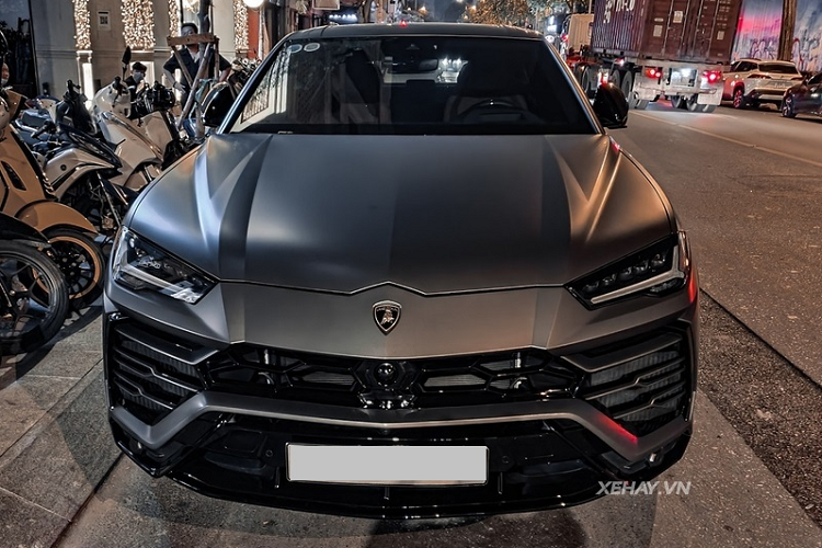 Hiện nay, tại Việt Nam đã có không dưới 12 chiếc Lamborghini Urus (cả chính hãng và tư nhân), với nhiều màu sắc như vàng, đen, trắng, xám, xanh dương, trong đó màu vàng chiếm đa số với 6 chiếc. Vì vậy, chiếc Urus trong bài chính là hàng hiếm ở nước ta.