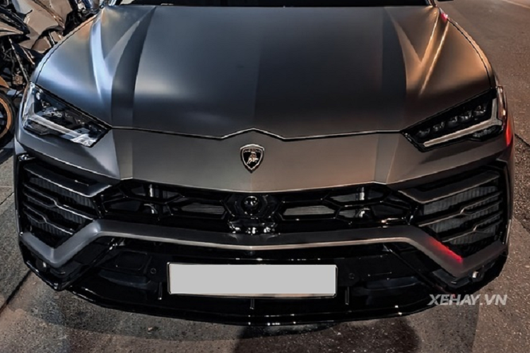 Tại Việt Nam, giá xe Lamborghini Urus phân phối chính hãng được bán với mức khởi điểm là 13,1 tỷ đồng, trong khi xe nhập khẩu tư nhân có giá rơi vào khoảng 20 - 26 tỷ đồng (tùy theo option) - nhưng bù lại khách hàng sẽ không phải đợi lâu như xe chính hãng.