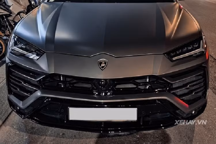 Tại Việt Nam, giá xe Lamborghini Urus phân phối chính hãng được bán với mức khởi điểm là 13,1 tỷ đồng, trong khi xe nhập khẩu tư nhân có giá rơi vào khoảng 20 - 26 tỷ đồng (tùy theo option) - nhưng bù lại khách hàng sẽ không phải đợi lâu như xe chính hãng.