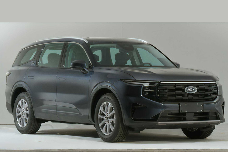 Xe được trang bị lưới tản nhiệt mới sơn màu đen, nối liền với cụm đèn pha nằm dọc. Ngoài ra, xe còn có dải đèn LED định vị ban ngày nằm vắt ngang trên đỉnh lưới tản nhiệt và ăn sâu vào bên trong đèn pha, gợi liên tưởng đến Ford Explorer 2023 đang bán tại Trung Quốc. Tiếp đến là cản trước mới, tích hợp hốc gió trung tâm cỡ lớn.