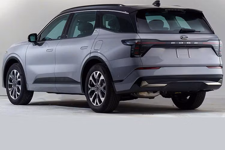 Qua những hình ảnh này, có thể thấy mẫu xe SUV Ford Edge Hybrid 2023 sở hữu thiết kế không khác gì so với phiên bản máy xăng thông thường. Xe cũng được áp dụng ngôn ngữ thiết kế mới của hãng Ford, tương tự Territory đang bán tại Việt Nam, Equator, Evos và Mondeo ở Trung Quốc. Nhờ ngôn ngữ thiết kế mới, mẫu SUV cỡ trung nhà Ford sở hữu ngoại hình thể thao và cứng cáp hơn.