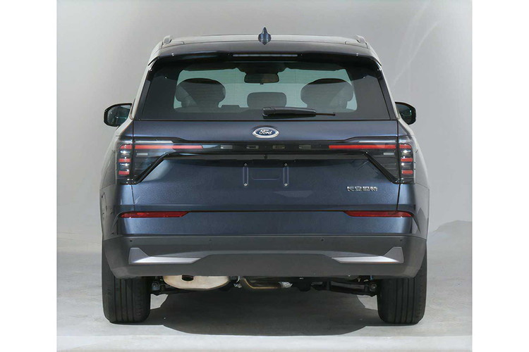 Ở hai bên góc cản trước còn có khe gió nằm dọc mới. Riêng bản ST-Line sẽ sở hữu cản trước hầm hố hơn và khe gió rộng hơn ở 2 góc đầu xe. Tương tự đầu xe, khu vực bên sườn của Ford Edge Hybrid 2023 cũng được làm mới với những đường gân thẳng thớm và hiện đại hơn, mang đến ngoại hình trưởng thành cho xe.