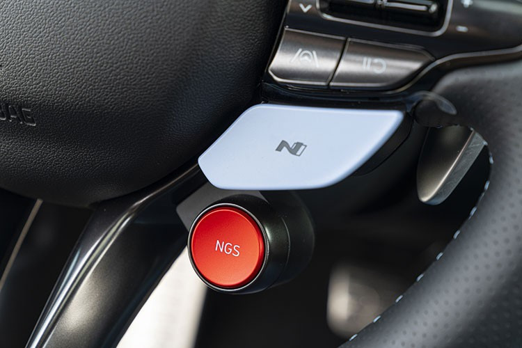 Ngoài ra, mẫu xe sedan thể thao Hyundai Elantra N 2023 có tùy chọn có cả số sàn và tự động. Nếu khách hàng thích tiện lợi có thể chọn hộp số ly hợp kép 8 cấp hoặc số sàn 6 cấp.