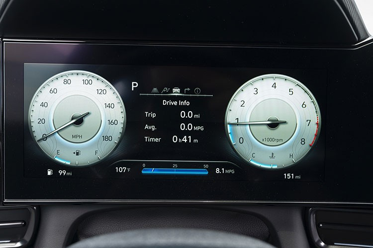 Cung cấp sức mạnh cho Hyundai Elantra N 2023 là khối động cơ 4 xi-lanh, dung tích 2.0 lít, tăng áp quen thuộc của Hyundai nhưng đã được tinh chỉnh lại nhằm giúp xe sản sinh công suất tối đa 276 mã lực, tăng 74 mã lực và mô-men xoắn cực đại 392 Nm.