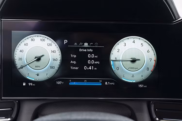 Cung cấp sức mạnh cho Hyundai Elantra N 2023 là khối động cơ 4 xi-lanh, dung tích 2.0 lít, tăng áp quen thuộc của Hyundai nhưng đã được tinh chỉnh lại nhằm giúp xe sản sinh công suất tối đa 276 mã lực, tăng 74 mã lực và mô-men xoắn cực đại 392 Nm.