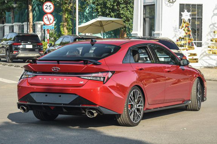Hiện chưa có thông tin về giá xe Hyundai Elantra N 2023 tại thị trường Việt Nam. Khi có mặt trên thị trường Elantra N 2023 sẽ cạnh tranh trực tiếp với Honda Civic Type R 2023 có giá khoảng 2,2 tỷ đồng.