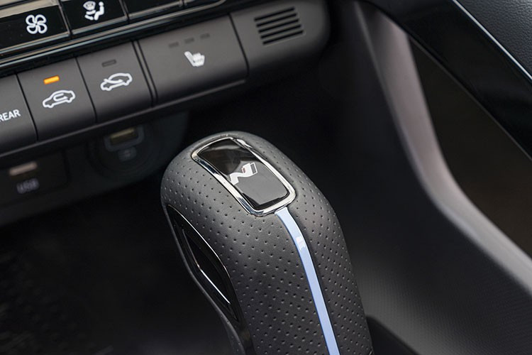 Mẫu xe sedan thể thao hiệu năng cao Hyundai Elantra N 2023 cũng được cung cấp hệ thống launch control và các chế độ N Grin Shift, N Power Shift và N Track Sense Shift như các mẫu Hyundai N khác.