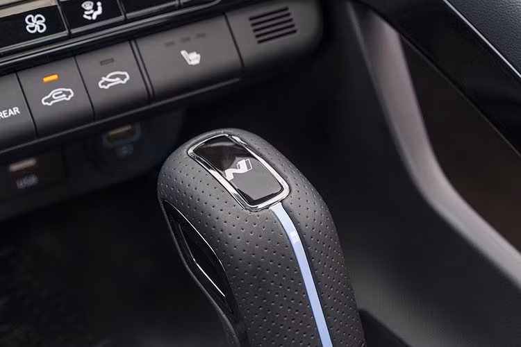 Mẫu xe sedan thể thao hiệu năng cao Hyundai Elantra N 2023 cũng được cung cấp hệ thống launch control và các chế độ N Grin Shift, N Power Shift và N Track Sense Shift như các mẫu Hyundai N khác.