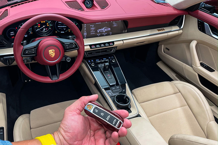 Màu đỏ sẫm là màu ngoại thất rất phổ biến những năm 50, điển hình là các màu sắc của Porsche 356 cũng mang màu đỏ như Pascha Red, Ruby Red và Polyantha Red. Dòng xe 911 Targa 4S Heritage Design Edition còn được Porsche tạo ra các điểm nhấn như huy hiệu Porsche Heritage thiết kế ở trên nắp động cơ sau.