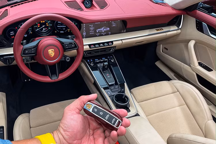 Màu đỏ sẫm là màu ngoại thất rất phổ biến những năm 50, điển hình là các màu sắc của Porsche 356 cũng mang màu đỏ như Pascha Red, Ruby Red và Polyantha Red. Dòng xe 911 Targa 4S Heritage Design Edition còn được Porsche tạo ra các điểm nhấn như huy hiệu Porsche Heritage thiết kế ở trên nắp động cơ sau.