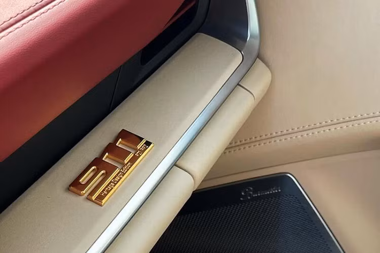 So với hàng chục xe Porsche 911 Targa 4S thế hệ 992 khác đang lăn bánh tại Việt Nam, phiên bản Heritage Design Edition đập vào mắt người xem chính là màu sơn ngoại thất màu Cherry Metallic rất quyến rũ kết hợp với logo vàng và con số cụ thể hoặc chỉ là vòng tròn màu trắng 2 bên thành cửa.