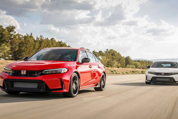 Theo thông tin từ đại lý, giá xe Honda Civic Type R 2023 dự kiến khoảng 2 tỷ đồng, được nhập khẩu trực tiếp tại Nhật Bản. Trong khi đó, Honda Civic bản thường hiện có giá chỉ 730 triệu - 870 triệu đồng. Với tầm tiền 2 tỷ đồng, khách hàng Việt cũng có nhiều lựa chọn khác như BMW 320i Sport Line hay Mercedes-Benz C200 Avantgarde Plus.