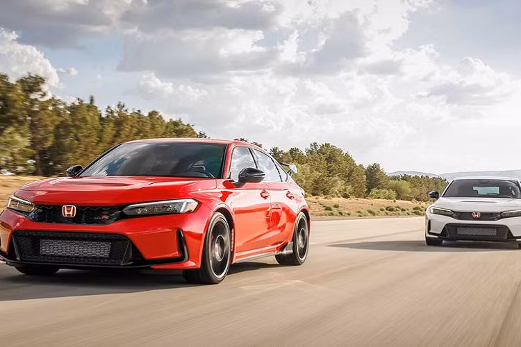 Theo thông tin từ đại lý, giá xe Honda Civic Type R 2023 dự kiến khoảng 2 tỷ đồng, được nhập khẩu trực tiếp tại Nhật Bản. Trong khi đó, Honda Civic bản thường hiện có giá chỉ 730 triệu - 870 triệu đồng. Với tầm tiền 2 tỷ đồng, khách hàng Việt cũng có nhiều lựa chọn khác như BMW 320i Sport Line hay Mercedes-Benz C200 Avantgarde Plus.