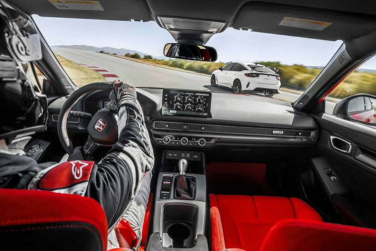 So với thế hệ tiền nhiệm, Honda Civic Type R 2023 có kiểu dáng mềm mại, thanh lịch hơn hẳn, hãng xe Nhật Bản không còn chú trọng vào sự hầm hố và cá tính nữa. Điều này được thể hiện rõ nét nhất ở chi tiết mặt ca-lăng. Lưới tản nhiệt Civic Type R mới được thiết kế với các khe gió nhỏ, hốc gió 2 bên là kiểu dọc, mảnh mai.