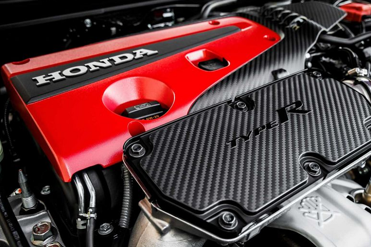 Nắp ca-pô có khe gió thanh mảnh hơn, đồng thời các thanh nẹp cũng được tiết chế lại. Khu vực phía sau nổi bật với cánh lướt gió cỡ lớn và bộ ba ống xả thể thao. Di chuyển vào bên trong, nội thất tông đỏ - đen chính là đặc trưng của Honda Civic Type R, thế hệ mới tiếp tục kế thừa truyền thống này.