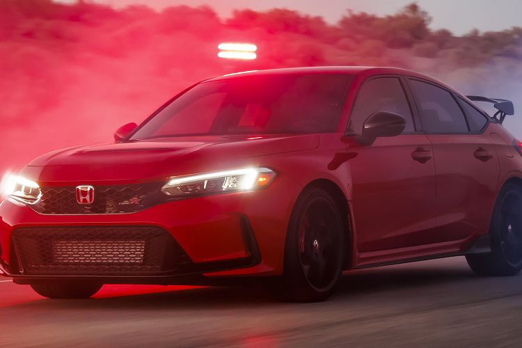 Về trang bị an toàn, Civic Type R 2023 sở hữu một danh sách dài các tính năng hỗ trợ người lái tân tiến nhất: Cảnh báo va chạm phía trước, Cảnh báo chệch làn đường, Phanh khẩn cấp tự động, Hỗ trợ giữ làn đường, Giám sát điểm mù và Kiểm soát hành trình thích ứng…