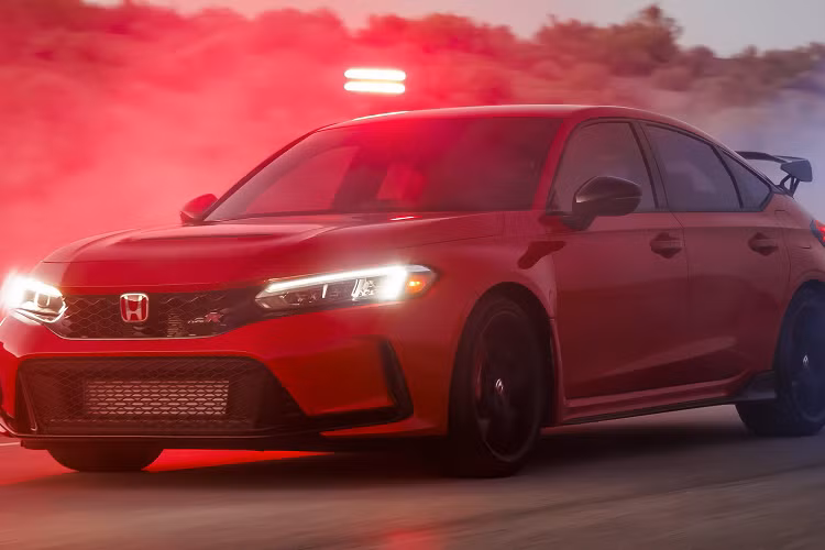 Về trang bị an toàn, Civic Type R 2023 sở hữu một danh sách dài các tính năng hỗ trợ người lái tân tiến nhất: Cảnh báo va chạm phía trước, Cảnh báo chệch làn đường, Phanh khẩn cấp tự động, Hỗ trợ giữ làn đường, Giám sát điểm mù và Kiểm soát hành trình thích ứng…