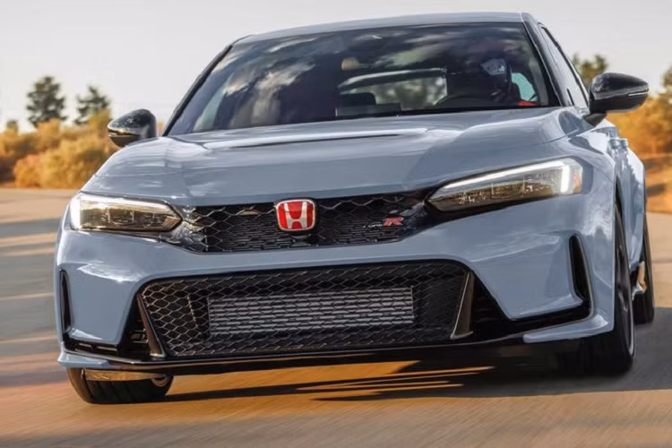 Honda Civic Type R thế hệ thứ 5 từng được trưng bày tại VMS 2018 nhưng không được bán chính hãng. Sang thế hệ thứ 6, mẫu xe này lại tiếp tục được giới thiệu tại nước ta nhưng lần này Honda đã quyết định bán chính hãng ở Việt Nam. Honda Civic Type R 2023 vừa ra mắt thị trường quốc tế hồi đầu năm nay và ra mắt tại Nhật Bản cuối tháng 7. Việt Nam là thị trường đầu tiên ở Đông Nam Á mở bán mẫu xe này.