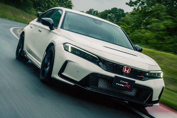 Về trang bị vận hành, Honda Civic Type R 2023 tại Việt Nam sử dụng động cơ tăng áp 2.0L, 4 xy-lanh, công suất công suất 315 mã lực tại 6.500 vòng / phút và mô-men xoắn cực đại đạt 420 Nm, mạnh hơn 9 mã lực so với thế hệ tiền nhiệm.
