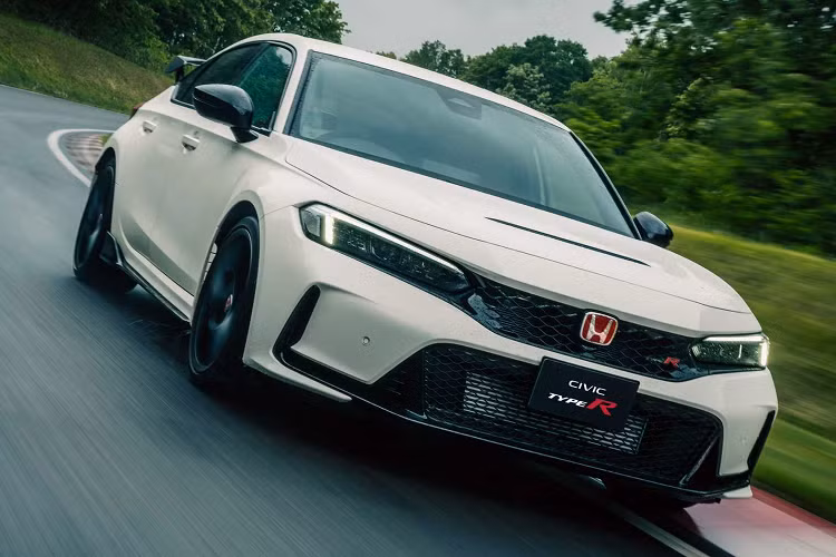 Về trang bị vận hành, Honda Civic Type R 2023 tại Việt Nam sử dụng động cơ tăng áp 2.0L, 4 xy-lanh, công suất công suất 315 mã lực tại 6.500 vòng / phút và mô-men xoắn cực đại đạt 420 Nm, mạnh hơn 9 mã lực so với thế hệ tiền nhiệm.