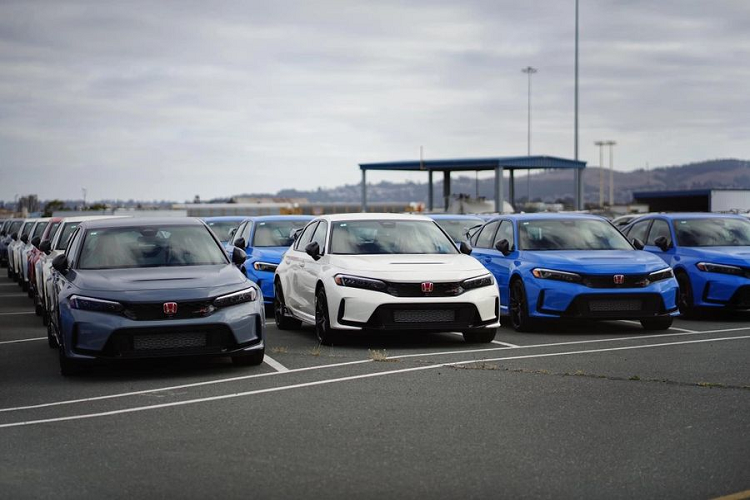 Honda Civic Type R 2023 mới sẽ chính thức được giới thiệu đến khách hàng tại Triển lãm ô tô Việt Nam 2022 (VMS 2022) diễn ra từ ngày 26/10/2022 đến hết ngày 30/10/2022 tại Trung tâm Hội chợ và Triển lãm Sài Gòn. Mẫu xe này sẽ được Honda bán chính hãng tại Việt Nam.