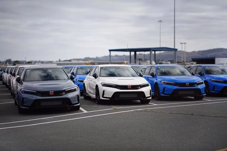 Honda Civic Type R 2023 mới sẽ chính thức được giới thiệu đến khách hàng tại Triển lãm ô tô Việt Nam 2022 (VMS 2022) diễn ra từ ngày 26/10/2022 đến hết ngày 30/10/2022 tại Trung tâm Hội chợ và Triển lãm Sài Gòn. Mẫu xe này sẽ được Honda bán chính hãng tại Việt Nam.