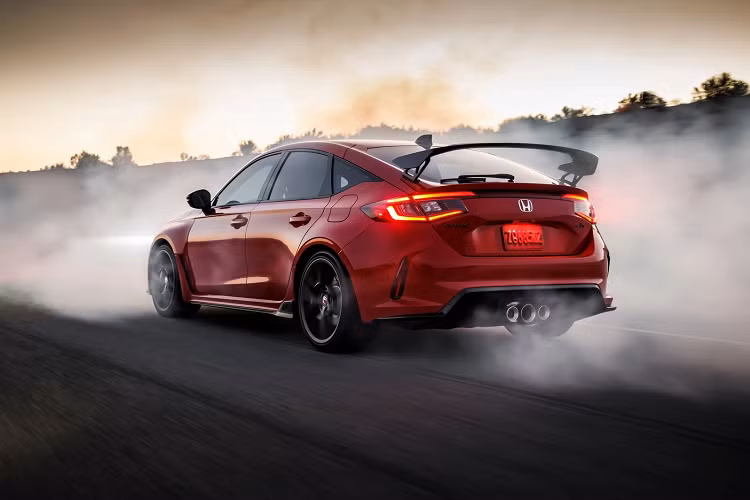 Xe được trang bị màn hình giải trí trung tâm kích cỡ 9 inch kết nối Apple Carplay/ Android Auto và cụm đồng hồ kỹ thuật số 10,2 inch. Hộp số sàn 6 cấp tương tự thế hệ trước, kết hợp tính năng Rev Matching với khả năng điều chỉnh vòng tua máy khi sang số.