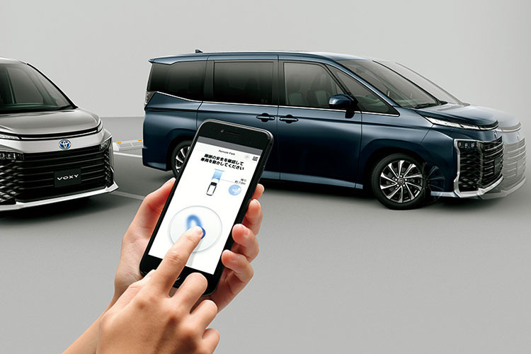 Đó là chưa kể đến phiên bản Welcab với cầu lên cho xe lăn và ghế xoay ra cửa dành cho người khuyết tật hoặc người già. Những trang bị tiện nghi khác của xe bao gồm hệ thống thông tin giải trí Display Audio hoặc Display Audio Plus. Màn hình đi kèm với 2 hệ thống này có kích thước lần lượt là 8 inch và 10,5 inch, hỗ trợ hệ thống định vị Connected Navigation, kết nối wifi...