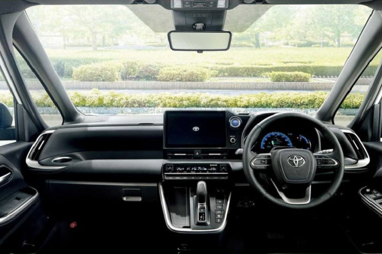 Đặc biệt, cửa cốp sau của xe còn có cơ chế mở theo ý muốn. Theo Toyota đây là 2 mẫu xe đầu tiên trên thế giới có cửa cốp như thế này. Nhờ đó, cửa cốp có thể dừng ở bất kỳ vị trí nào khi đang mở. Tính năng này sẽ rất hữu dụng trong trường hợp không gian phía sau xe bị hạn chế. Tùy vào phiên bản, khách hàng có thể dùng tay hoặc nút bấm trên xe để mở cửa cốp theo ý muốn.