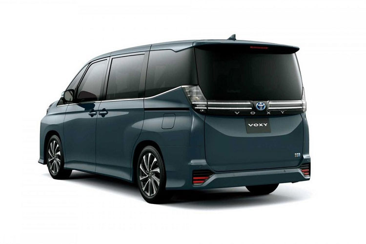 Trong khi đó, Toyota Noah 2022 có giá từ 2,67 - 3,89 triệu Yên (539 - 785 triệu đồng). Tương xứng với giá cao hơn, Toyota Voxy 2022 cũng có thiết kế ngoại thất ấn tượng hơn, đặc biệt ở khu vực đầu xe.