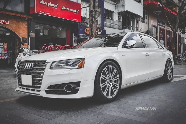 Về truyền động, Audi A8L sử dụng động cơ W12 dung tích 6.3L kết hợp hộp số tự động 8 cấp và hệ dẫn động 4 bánh toàn thời gian, cho ra công suất tối đa 500 mã lực và mô-men xoắn cực đại 625 Nm, giúp chiếc sedan hạng sang tăng tốc từ 0 - 100 km/h chỉ trong khoảng 4,5 giây.