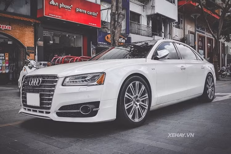 Về truyền động, Audi A8L sử dụng động cơ W12 dung tích 6.3L kết hợp hộp số tự động 8 cấp và hệ dẫn động 4 bánh toàn thời gian, cho ra công suất tối đa 500 mã lực và mô-men xoắn cực đại 625 Nm, giúp chiếc sedan hạng sang tăng tốc từ 0 - 100 km/h chỉ trong khoảng 4,5 giây.